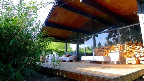 mid-century modern home outdoor deck